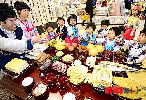 【부산=뉴시스】 하경민 기자 = 설을 열흘 앞둔 21일 오전 부산 동래구 메가마트 동래점에서 열린 '설 차례상 차리기' 행사에 참가한 유치원생들이 전통 차례상 차림과 예절을 배우고 있다. 2014.01.21.&nbsp;&nbsp; yulnetphoto@newsis.com 