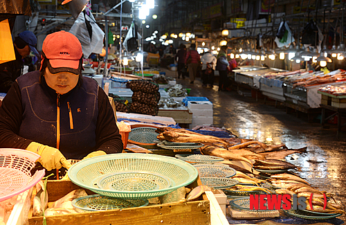 【광주=뉴시스】배동민 기자 = 설 명절을 1주일 여 앞둔 22일 오전　광주 서구 양동시장 수산물 코너가 한산한 모습을 하고 있다. 2014.01.22.&nbsp; guggy@newsis.com