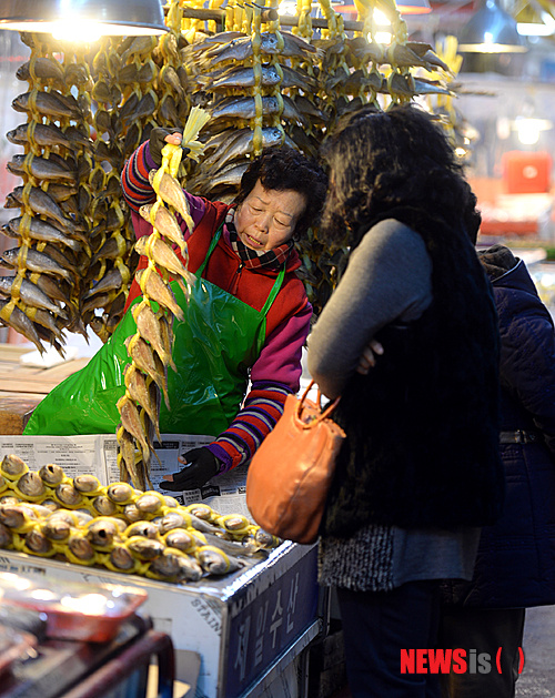 【광주=뉴시스】배동민 기자 = 설 명절을 1주일 여 앞둔 22일 오전 광주 서구 양동시장 수산물 코너에서 주인과손님이 굴비값을 흥정하고 있다. 2014.01.22.&nbsp; guggy@newsis.com