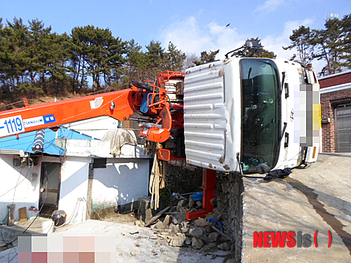【남해=뉴시스】차용현 기자 = 지난 21일 오전 10시께 경남 남해군 서면 장항동에서 가정집에 있던 컨테이너를 옮기던 크레인이 갑자기 중심을 잃고 넘어져 운전하던 한모(47)씨가 숨지는 사고가 발생했다. 2014.01.22.&nbsp; con@newsis.com