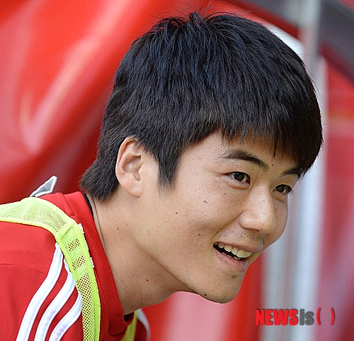 【서울=뉴시스】유상우 기자 = JTBC가 23일 오전 4시30분 잉글리시 프리미어리그(EPL) 선덜랜드 AFC와 맨체스터 유나이티드의 캐피털 원 컵 준결승 2차전을 생중계한다. 선덜랜드는 지난 8일 홈 구장인 스타디움 오브 라이트에서 열린 맨유와의 캐피털원컵 4강 1차전에서 후반 19분 터진 파비오 보리니의 결승골에 힘입어 2대 1로 이겼다. 미드필더로 선발 출전한 기성용은 풀타임을 소화하며 안정적으로 경기를 조율해 승리에 힘을 보탰다. 선덜랜드에서는 기성용과 지동원이 활약하고 있다. 맨체스터 유나이티드에는 일본선수 가가와 신지가 뛰고 있다. swryu@newsis.com