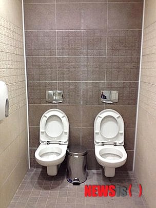 【서울=뉴시스】영국 BBC 모스크바 특파원이 촬영해 트위터에 올린 소치 바이애슬론 센터 내 남성 화장실의 '2인용 화장실' 사진. 이 사진이 공개되자 러시아 국민들은 믿을 수 없다며 황당하다는 반응을 보이며 막대한 예산이 무분별하게 쓰이고 있다고 비난하고 있다. <사진 : 영국 BBC 웹사이트> 2014.1.22 
