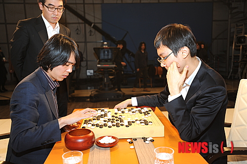 【서울=뉴시스】이세돌(31·왼쪽) 9단이 22일 서울 여의도동 KBS스튜디오에서 펼쳐진 제32기 KBS바둑왕전 결승3번기 최종국에서 한국 랭킹 1위 박정환(21) 9단에게 259수 만에 흑 불계승하며 종합전적 2-1로 우승했다.