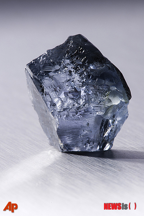 【요하네스버그=AP/뉴시스】광산회사 페트라 다이아몬드가 제공한 지난 18일 사진으로 남아프리카공화국 프리토리아 인근에 있는 쿨리난 광산에서 발견된 29.6 캐럿짜리 블루 다이아몬드. 이 다이아몬드는 특별한 색감과 선명도를 갖춰 세공하면 고가의 중요한 장신구가 될 수 있을 것이다. 2013.01.25