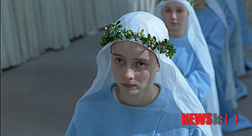 【서울=뉴시스】김태은 문화전문기자 = 23일 개봉한 프랑스 영화 ‘베일을 쓴 소녀’(감독 기욤 니클루)는 2013 베를린국제영화제 황금곰상에 노미네이트된 아름다운 화면의 시대극이다. 수녀원이라는 외부에 노출되지 않은 공간을 염탐하는 호기심으로 접근할 수도 있겠다. 하지만 이 작품의 원작소설과 1966년 영화화된 작품에 대한 지식을 가지고 본다면, 보다 풍부한 의미를 읽어낼 수 있다. tekim@newsis.com