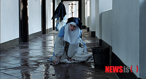 【서울=뉴시스】김태은 문화전문기자 = 23일 개봉한 프랑스 영화 ‘베일을 쓴 소녀’(감독 기욤 니클루)는 2013 베를린국제영화제 황금곰상에 노미네이트된 아름다운 화면의 시대극이다. 수녀원이라는 외부에 노출되지 않은 공간을 염탐하는 호기심으로 접근할 수도 있겠다. 하지만 이 작품의 원작소설과 1966년 영화화된 작품에 대한 지식을 가지고 본다면, 보다 풍부한 의미를 읽어낼 수 있다. tekim@newsis.com