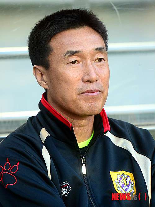【서울=뉴시스】태국에서 전지훈련을 벌이고 있는 전남드래곤즈의 하석주(46) 감독이 박지성의 대표팀 복귀 논란을 빨리 매듭지어야 한다고 조언했다. 지난해 6월 서울월드컵경기장에서 열린 프로축구 K리그 클래식 FC서울과 전남의 경기 당시 하 감독의 모습.(사진=뉴시스DB) 2013.6. 