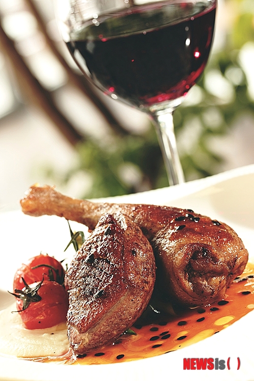 【서울=뉴시스】김정환 기자 = 압구정동, 신사동(가로수길·도산공원 앞), 청담동을 차례로 거친 트렌드세터들의 발길이 닿은 곳이 서울 이태원이다.&nbsp; '이태원'하면 부정적인 인식을 가진 사람들이 많은 허점을 제대로 노린 셈이다. 덕분에 요즘 이태원에는 서울에서 '핫'한 레스토랑이나 카페가 가장 많고, 스타일리시한 남녀들로 제일 북적대는 거리로 변모해가고 있다.&nbsp; ace@newsis.com 