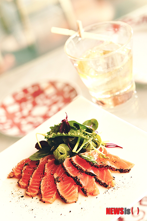 【서울=뉴시스】김정환 기자 = 압구정동, 신사동(가로수길·도산공원 앞), 청담동을 차례로 거친 트렌드세터들의 발길이 닿은 곳이 서울 이태원이다.&nbsp; '이태원'하면 부정적인 인식을 가진 사람들이 많은 허점을 제대로 노린 셈이다. 덕분에 요즘 이태원에는 서울에서 '핫'한 레스토랑이나 카페가 가장 많고, 스타일리시한 남녀들로 제일 북적대는 거리로 변모해가고 있다.&nbsp; ace@newsis.com 