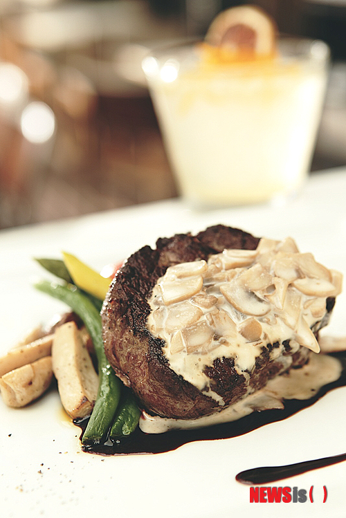 【서울=뉴시스】김정환 기자 = 압구정동, 신사동(가로수길·도산공원 앞), 청담동을 차례로 거친 트렌드세터들의 발길이 닿은 곳이 서울 이태원이다.&nbsp; '이태원'하면 부정적인 인식을 가진 사람들이 많은 허점을 제대로 노린 셈이다. 덕분에 요즘 이태원에는 서울에서 '핫'한 레스토랑이나 카페가 가장 많고, 스타일리시한 남녀들로 제일 북적대는 거리로 변모해가고 있다.&nbsp; ace@newsis.com 