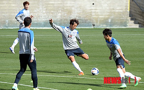 【LA(미국)=뉴시스】박영태 기자 = 미국 전지훈련 중인 축구국가대표팀의 염기훈이 24일 새벽(한국시간) 미국 LA의 콜로세움 경기장에서 가진 훈련에서 슛을 날리고 있다. 2014.01.24.&nbsp; since1999@newsis.com 