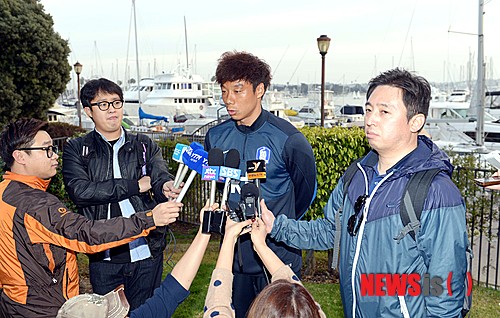 【로스엔젤레스(미국)=뉴시스】박영태 기자 = 미국 전지훈련중인 축구국가대표팀이 24일 오전(한국시간) 미국 로스엔젤레스의 리치 칼튼 호텔에서 가진 코어훈련(복근강화훈련)에 앞서 염기훈이 항구에 정박해 있는 호화로운 요트 앞에서 인터뷰를 하고 있다. 2014.01.24.&nbsp; since1999@newsis.com 