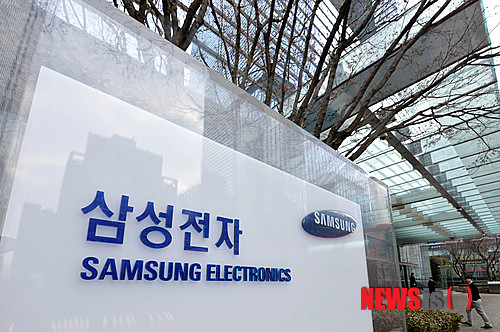 【서울=뉴시스】 박문호 기자 = 삼성전자가 2013년도 4분기 및 연간 실적을 발표한 24일 오후 서울 서초구 삼성전자 서초사옥 입구에서 관계자들이 이동하고 있다.&nbsp; 삼성전자는 2013년 4분기에 연결기준으로 매출 59조 2766억 원, 영업이익 8조 3113억 원의 실적을 기록했다. 2014.01.24.&nbsp; go2@newsis.com 