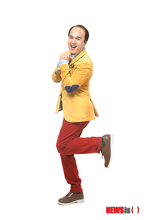 【서울=뉴시스】오제일 기자 = 탤런트 김광규(47)가 트로트가수로 변신했다.&nbsp; 김광규는 24일 디지털싱글 '열려라 참깨'를 발표했다. 지난 18일 MBC TV '음악중심' 무대에서 선보인 곡이다.&nbsp; 세미 트로트 장르의 곡으로 사랑하는 여인을 두고 다가서지 못하는 남자의 마음을 담았다. '열려라 참깨'라는 가사는 상대방의 열리지 않는 마음을 향한다.&nbsp; 앞서 김광규는 MBC TV 예능프로그램 '나 혼자 산다'에서 '가수'라는 오랜 꿈을 밝힌 바 있다. /kafka@newsis.com