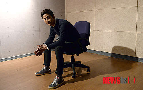 【서울=뉴시스】서재훈 기자 = 최근 종영한 tvN 드라마 '응답하라 1994'에 출연해 열연한 배우 정우가 24일 서울 충무로 뉴시스 본사에서 인터뷰 전 포즈를 취하고 있다. 2014.01.27. jhseo@newsis.com