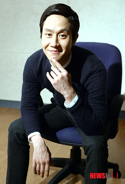 【서울=뉴시스】서재훈 기자 = 최근 종영한 tvN 드라마 '응답하라 1994'에 출연해 열연한 배우 정우가 24일 서울 충무로 뉴시스 본사에서 인터뷰 전 포즈를 취하고 있다. 2014.01.27. jhseo@newsis.com