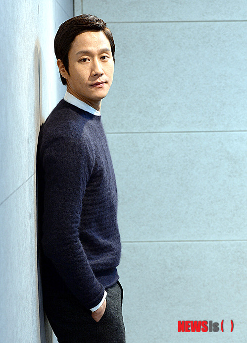 【서울=뉴시스】서재훈 기자 = 최근 종영한 tvN 드라마 '응답하라 1994'에 출연해 열연한 배우 정우가 24일 서울 충무로 뉴시스 본사에서 인터뷰 전 포즈를 취하고 있다. 2014.01.27. jhseo@newsis.com