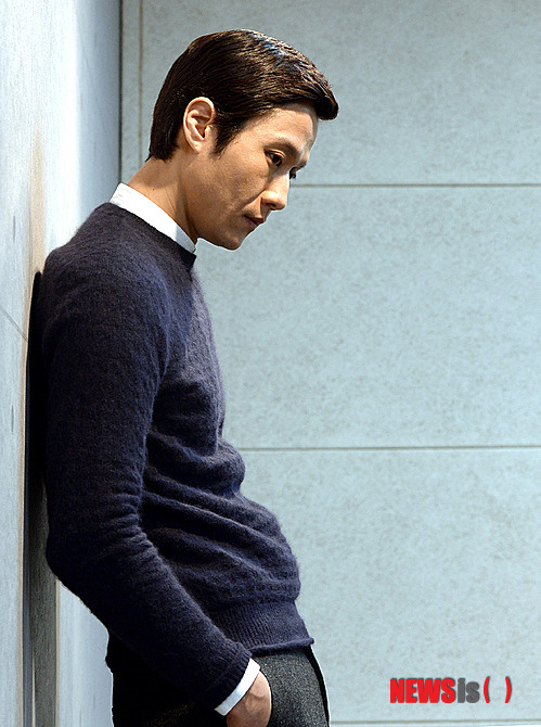 【서울=뉴시스】서재훈 기자 = 최근 종영한 tvN 드라마 '응답하라 1994'에 출연해 열연한 배우 정우가 24일 서울 충무로 뉴시스 본사에서 인터뷰 전 포즈를 취하고 있다. 2014.01.27. jhseo@newsis.com