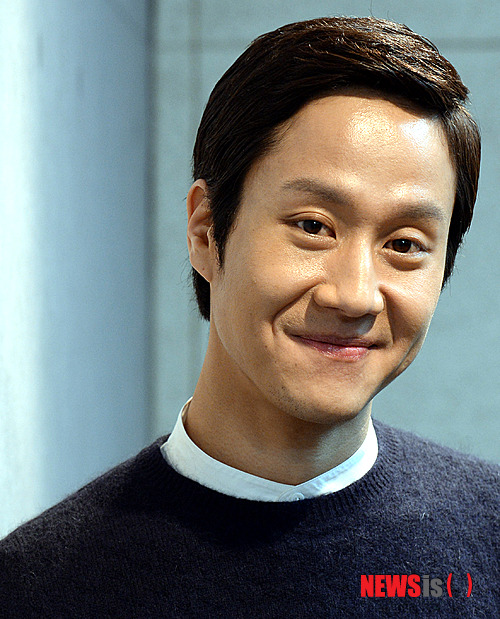 【서울=뉴시스】서재훈 기자 = 최근 종영한 tvN 드라마 '응답하라 1994'에 출연해 열연한 배우 정우가 24일 서울 충무로 뉴시스 본사에서 인터뷰 전 포즈를 취하고 있다. 2014.01.27. jhseo@newsis.com