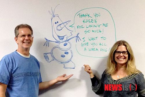 【서울=뉴시스】오제일 기자 = 디즈니 애니메이션 '겨울왕국'(감독 크리스 벅·제니퍼 리)이 개봉 9일 만에 200만 관객을 돌파했다.&nbsp; 25일 영화진흥위원회 영화관입장권 통합전산망에 따르면 '겨울왕국'은 24일 전국 관객 21만2972명을 동원, 누적관객 209만5820명을 기록했다.&nbsp; 지난 2011년 1월 개봉한 '장화 신은 고양' 이후 애니메이션으로는 2년만의 200만 관객 돌파다. 10일만에 200만 관객을 모은 '쿵푸팬더1'(2008)의 기록도 앞섰다.&nbsp; '겨울왕국'은 모든 것을 얼려버리는 능력을 갖게 된 '엘사'의 저주를 풀기 위해 동생 '안나'가 모험을 떠나는 이야기다. 골든글로브 최우수 애니메이션상을 받고 아카데미 애니메이션 최다부문에 노미네이트됐다.&nbsp; 한국에서 '겨울왕국'이 흥행하자 감독 크리스 벅과 제니퍼 리는 친필 그림과 함께 감사 인사를 전하기도 했다.&nbsp; kafka@newsis.com