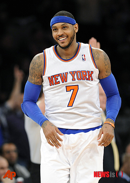 【뉴욕=AP/뉴시스】미국프로농구(NBA) 뉴욕 닉스의 카멜로 앤서니(30)가 25일(한국시간) 뉴욕주 뉴욕의 메디슨스퀘어가든에서 열린 2013~2014 미국프로농구(NBA) 샬럿 밥캣츠와의 경기에서3쿼터 3점슛을 성공한 뒤 환하게 웃고 있다. 이날 앤서니는 혼자 62점을 넣어 구단 역대 최다 기록을 세웠다. 