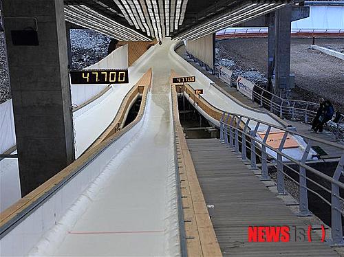 【서울=뉴시스】산키 슬라이딩 센터는 스켈레톤·봅슬레이·루지 등 썰매의 속도전쟁이 펼쳐질 장소다. 사진은 산키 슬라이딩 센터의 내부 모습. (사진 출처 = 소치동계올림픽 공식 홈페이지)