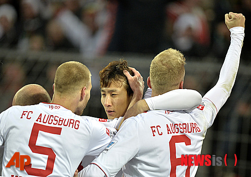 【도르트문트(독일)=AP/뉴시스】지동원(23·아우크스부르크)이 25일 오후 11시30분(한국시간) 독일 도르트문트의 지그날 이두나 파크에서 열린 보루시아 도르트문트와의 2013~2014 독일 프로축구 분데스리가 18라운드에서 후반에 교체로 들어와 값진 동점골을 터뜨렸다. 후반 27분 헤딩슛으로 동점골을 터뜨린 지동원이 동료들과 기쁨을 만끽하고 있다. 아우크스부르크는 강호 도르트문트와 2-2로 비겼다.