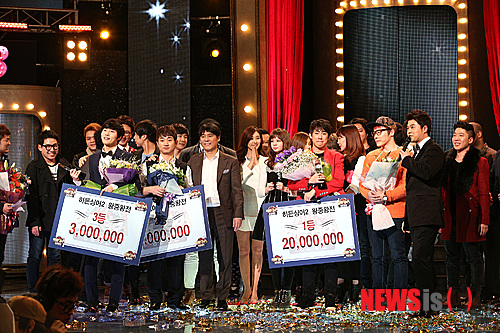 【서울=뉴시스】유상우 기자 = JTBC 예능프로그램 ‘히든싱어2’ 왕중왕전 파이널 무대가 자체 최고시청률인 8.616%를 찍었다.&nbsp; 시청률 조사회사 닐슨코리아가 25일 밤 11시에 생방송된 시즌2 마지막회 시청률을 집계한 결과다. 왕중왕전은 같은 시간대에 방송된 KBS 2TV ‘리얼체험 프로젝트 인간의 조건’(6.8%)과 SBS TV ‘그것이 알고 싶다’(8.4%)를 이겼다. MBC TV ‘세상을 바꾸는 퀴즈 세바퀴’(8.7%)와도 차이가 없었다.&nbsp; 다른 시청률 조사회사인 TNmS는 왕중왕전을 8.8%로 집계했다. 순간 최고시청률은 김광석 모창 능력자들이 ‘이등병의 편지’를 부른 장면으로 무려 10.3%까지 상승했다. 여자 40대에서 9.6%로 가장 높았고 여자 30대(8.8%), 남자 40대(7.3%) 순으로 많이 봤다.&nbsp; 지상파의 ‘그것이 알고 싶다’(8.1%)와 ‘리얼체험 프로젝트 인간의 조건’(6.3%), ‘세상을 바꾸는 퀴즈 세바퀴’(8.9%) 등과 비교해도 경쟁력이 있는 것으로 나타났다.&nbsp; 이날 방송에서는 휘성 모창 도전자 김진호가 임창정 모창의 조현민, 조성모 모창의 임성현을 이기고 우승했다. 상금은 김진호 2000만원, 조현민 500만원, 임성현이 300만원을 가져갔다.&nbsp; 김진호는 휘성의 ‘결혼까지 생각했어’, 조현민은 임창정의 ‘그때 또다시’, 임성현은 조성모의 ‘아시나요’를 불렀다.&nbsp; 왕중왕전은 사전 온라인투표 20%와 생방송 도중 대국민 문자투표 80%를 합산해 우승자를 뽑았다. 김진호는 국민 문자 투표 86만4868표 중 36만9374표(42.7%)를 받았다. 조현민은 31만8938표, 임성현은 17만6556표를 얻었다.&nbsp; 김진호는 “이 자리까지 오게 될 줄 몰랐다. 어릴 적 우상이었던 휘성을 보는 게 소원이었는데 내 노래를 좋아해 주고 이렇게 가장 높은 자리까지 올려줘서 감사한다. 무슨 일을 하며 살지 모르지만, 이 기억을 발판 삼아 어떤 고난과 역경이 닥쳐도 희망 삼아 살아가겠다”고 기뻐했다.&nbsp; swryu@newsis.com