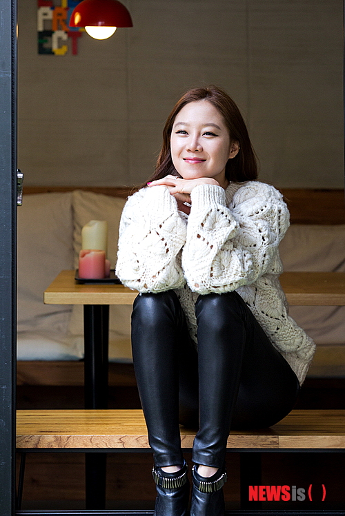 【서울=뉴시스】유상우 기자 ○…탤런트 서현진(29)이 화장품 브랜드 웰코스와 모델 계약을 했다. 웰코스 측은 “서현진의 여성스럽고 단아하면서도 꾸미지 않은 자연스러운 이미지가 웰코스가 지향하는 이미지와 맞아 떨어졌다”고 전했다. 서현진은 MBC TV 특별기획드라마 ‘제왕의 딸, 수백향’에 ‘설난’ 역으로 나오고 있다. ○…남성 그룹 ‘비스트’가 금강제화가 운영하는 영국 캐주얼 슈즈 브랜드 ‘클락스’의 새 얼굴이 됐다. 금강제화 측은 “비스트의 모던하면서도 패셔너블한 분위기가 클락스의 아이덴티티와 맞아 떨어져 전속모델로 선정하게 됐다”고 전했다. ○…탤런트 공효진(34)이 모자 전문 멀티숍 브랜드 햇츠온의 모델이 됐다. 햇츠온 측은 “공효진의 패셔너블한 이미지와 다양한 스타일링을 통해 브랜드 특유의 위트 있는 감성과 함께 시크하고 감각적인 이미지를 보여줄 것”이라고 기대했다. 공효진은 MBC TV 드라마 ‘최고의 사랑’에서 햇츠온 모자를 쓰기도 했다. swryu@newsis.com