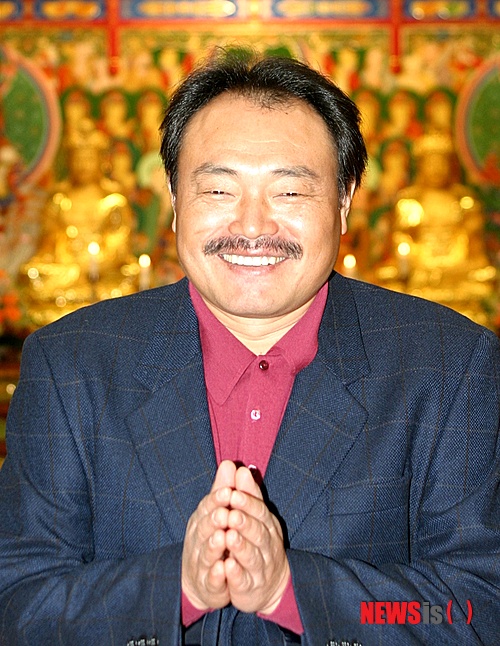 【서울=뉴시스】오제일 기자 = 가수 김흥국(55)이 게임 개발자로 나섰다.&nbsp; 홍보사 에이엠지글로벌에 따르면, 김흥국은 바둑 관련 게임 '호랑나비 스쿨바둑'의 특허권자로 이름을 올렸다.&nbsp; 인터넷 및 스마트폰 바둑게임에 학습용 보드게임 기능을 더한 것이다. 흑·백돌을 반상에 착점할 때마다 영어, 중국어, 일본어 등 외국어와 일반상식 등이 나타나는 식이다.&nbsp; 에이엠지글로벌은 "멀티 태스킹과 컨버전스 시대에 어울리는 게임"이라며 "바둑이나 장기, 체스에 교육기능을 접목해 어린이들이 오랜 시간 유익한 시간을 갖게 한다. 노인들에게는 치매 예방효과도 기대할 수 있다"고 전했다.&nbsp; 김흥국이 아이디어를 낸 뒤 게임 엔지니어들과 함께 기획했다. "축구선수들이 바둑을 두면서 휴식을 취하는 것을 보고 바둑게임 개발에 관심을 두게 됐다. 바둑판에 집중하고 나면 축구장 공간에 대해 조직적이고 넓은 시야를 갖게 된다."&nbsp; 독도지킴 국민행동본부 이찬석(54)씨가 공동 개발자로 참여했다. "요즘 청소년들이 게임에 중독되는 걸 보면서 디지털 시대에 한국적이면서도 건전한 게임이 없을까 구상하다가 개발하게 됐다."&nbsp; '바둑원론'의 저자 이해범(65) 사범은 "바둑은 수학적 과학적 사고방식과 인성발달에 도움이 되는 두뇌 스포츠다. 하지만 오랜 시간 집중해야하다보니 어린이들이 취미를 갖기 어려웠는데 '호랑나비 스쿨바둑'은 바둑을 학습게임과 융합시켜 시너지를 낼 수 있어 바둑보급에 큰 기여를 할 것 같다"고 평했다.&nbsp; kafka@newsis.com