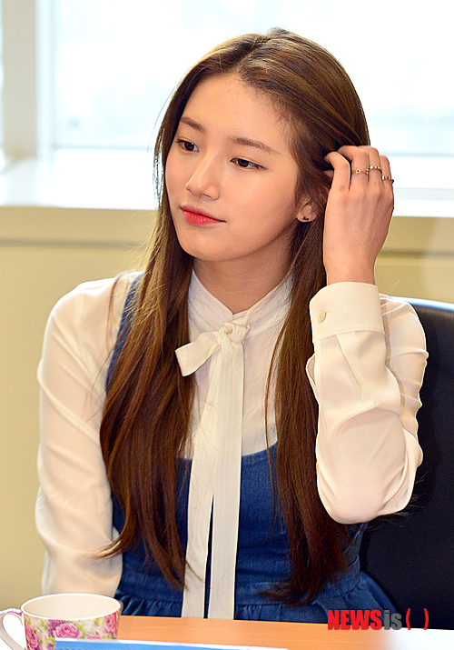 【서울=뉴시스】조종원 기자 = 27일 오전 서울 종로구 서울대학교병원 어린이병원에서 열린 희망나눔 기금 전달식에 그룹 미쓰에이의 가수 수지가 참석하고 있다.&nbsp; 이날 도미노피자는 오광현 한국도미노피자 회장, 오병희 서울대학교 병원장, 도미노피자 CF 모델 가수 수지와 배우 공유가 참석한 '희망나눔기금' 전달식을 개최, 어린이병원 환아 및 가족들을 대상으로 피자를 선물하는 '희망나눔 피자파티' 행사를 펼쳤다. 2014.01.27.&nbsp; choswat@newsis.com