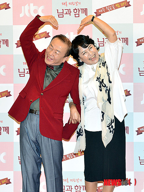 【서울=뉴시스】최동준 기자 = 27일 오후 서울 중구 순화동 호암아트홀에서 열린 JTBC 예능 프로그램 '님과 함께' 제작발표회에서 임현식, 박원숙이 포즈를 취하고 있다.&nbsp; '님과 함께'는 실제 사별이나 이혼 등으로 홀로 된 연예인 또는 명사가 함께 재혼 생활을 해 나가는 과정을 리얼하게 담은 '재혼 미리보기' 예능 프로그램이다. 2014.01.27.&nbsp;&nbsp; photocdj@newsis.com