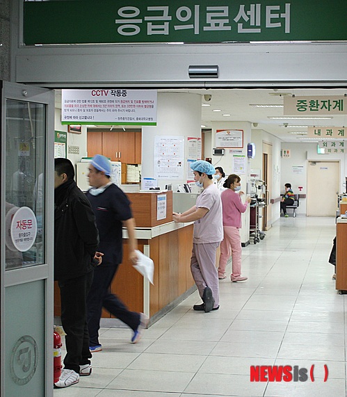 【청주=뉴시스】박재원 기자 = 28일 오후 3시20분께 충북 청주시 산남동 청주지검 내 피의자 구치감에서 A(59)씨가 흉기로 자신의 목을 자해한 뒤 충북대 병원 응급의료센터로 옮겨져 치료를 받고 있다. 2014.01.28. pjw@newsis.com