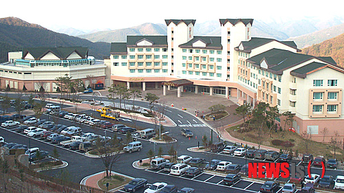 【정선=뉴시스】홍춘봉 기자 = 스몰카지노 개장 전 말레이시아 겐팅그룹은 강원랜드를 인수하기 위해 두차례나 강원랜드를 방문했다. 사진은 2000년 10월 개장한 당시 강원랜드 스몰카지노호텔 전경. 2014.01.28. (사진=강원랜드 제공) photo@newsis.com