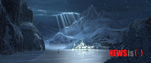 【서울=뉴시스】김태은 기자 = 흥행 질주 중인 디즈니 애니메이션 ‘겨울왕국’은 아름다운 풍광으로 유명한 노르웨이를 배경으로 했다.&nbsp; 덴마크 동화작가 안데르센의 작품 ‘눈의 여왕’에서 영감을 받아 아렌델 왕국의 엘사·안나 공주의 자매애를 그린 ‘겨울왕국’은 오로라, 빙하, 피오르드(협곡) 등 자연 환경뿐 아니다. 1979년 유네스코 세계문화유산에 오른 브리겐 구역으로 유명한 피오르드 관문도시 베르겐은 아렌델 왕국의 모티브가 되기도 했다.&nbsp; 대관식을 올리는 성당은 트론하임의 니다로스 대성당 내부를 참조했고, 노르웨이 원주민 사미족의 전통의상과 머리를 땋아 올린 스칸디나비아 헤어스타일 등 모두 노르웨이의 고건물과 스타일을 따라했다. 순록이 끄는 썰매나 배 등도 모두 고대 바이킹이 쓰던 문양과 형태를 연상시킨다.&nbsp; ‘겨울왕국’의 미술감독 마이크 지아이모는 “노르웨이는 전에는 경험해본 적도 없고 생각해 보지도 못한 문화적 배경을 보여준다. 이렇게 드라마틱한 환경과 건축물, 민속물품 등을 조화롭게 보여줄 수 있다면 좋을 것이라 생각했다”며 노르웨이를 영화의 배경으로 선택한 이유를 밝혔다.&nbsp;&nbsp; tekim@newsis.com