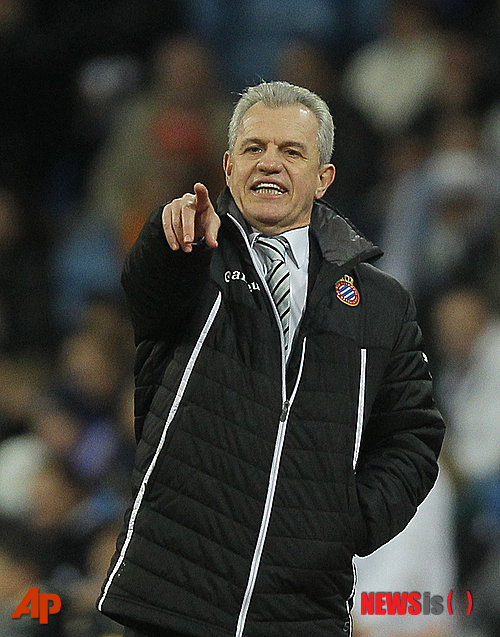 Espanyol's coa Javier Aguirre gestures during a Copa del Rey soccer match between Real Madrid and Espanyol at the Santiago Bernabeu stadium in Madrid, Spain, Tuesday, Jan. 28, 2014. (AP Photo/Andres Kudacki)