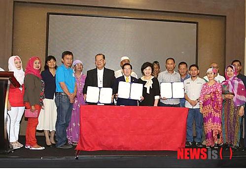 【서울=뉴시스】이만희 대표(가운데)가 가톨릭 대표자, 이슬람 대표자와 힘께 전쟁종식·세계평화 협약을 했다.