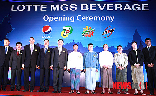 【서울=뉴시스】박상권 기자 = 롯데는 29일 미얀마 양곤에 위치한 세도나 호텔(Sedona Hotel)에서 현지 음료회사 MGS Beverages 와의 합작법인 LOTTE-MGS Beverages (Myanmar) Co.Ltd의 출범식을 가졌다.&nbsp;&nbsp;&nbsp; 이날 행사에 참석한 관계자들이 기념 촬영을 하고 있다.&nbsp;&nbsp;&nbsp; (왼쪽부터)황각규 롯데정책본부 운영실장, 이재혁 롯데칠성음료 사장, 데렉 미쳴(Derek Mitchelle) 주미얀마 미국 대사, 이백순 주미얀마 한국대사, 롯데그룹 신동빈 회장, 우 민 스웨(U Myint Swe) 양곤 주지사, 우 떼인 툰(U Thein Tun) MGS 회장, 우 흘라 민(U Hla Myint) 양곤시장.(사진=롯데 제공)&nbsp;&nbsp; photo@newsis.com&nbsp;&nbsp;&nbsp; 