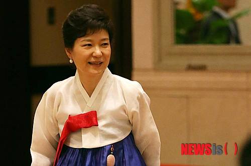 【서울=뉴시스】박근혜 대통령이 설 연휴를 하루 앞둔 29일 자신의 페이스에 한복 차림 사진을 게시하면서 새해 인사를 전했다. 2014. 01.29. (사진=박근혜 대통령 페이스북) photo@newsis.com