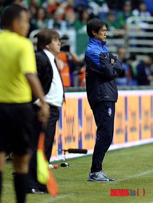 【샌안토니오(미국)=뉴시스】박영태 기자 = 30일 오전(한국시간) 미국 텍사스주 샌안토니오 알라모돔에서 열린 한국 축구국가대표팀과 멕시코 축구국가대표팀의 경기에서 한국 홍명보 감독이 경기를 바라보고 있다. 2014.01.30.&nbsp; since1999@newsis.com 
