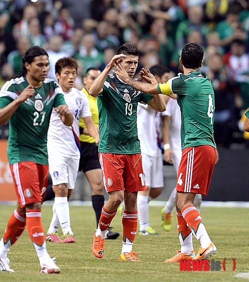 【샌안토니오(미국)=뉴시스】박영태 기자 = 30일 오전(한국시간) 미국 텍사스주 샌안토니오 알라모돔에서 열린 한국 축구국가대표팀과 멕시코 축구국가대표팀의 경기에서 멕시코 페랄타가 첫 골을 성공시키고 동료들의 축하를 받고 있다. 2014.01.30.&nbsp; since1999@newsis.com 