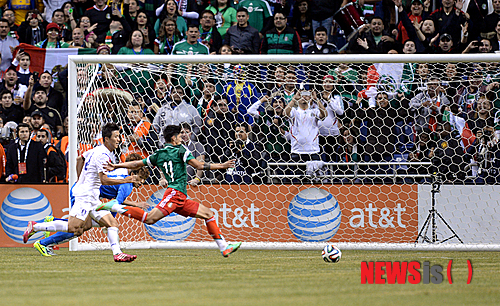 【샌안토니오(미국)=뉴시스】박영태 기자 = 30일 오전(한국시간) 미국 텍사스주 샌안토니오 알라모돔에서 열린 한국 축구국가대표팀과 멕시코 축구국가대표팀의 경기에서 멕시코 알란 플리도가 팀의 네번째 골을 넣고 있다. 2014.01.30. since1999@newsis.com