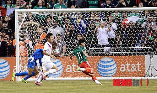 【샌안토니오(미국)=뉴시스】박영태 기자 = 30일 오전(한국시간) 미국 텍사스주 샌안토니오 알라모돔에서 열린 한국 축구국가대표팀과 멕시코 축구국가대표팀의 경기에서 멕시코 알란 플리도가 팀의 네번째 골을 넣고 있다. 2014.01.30. since1999@newsis.com