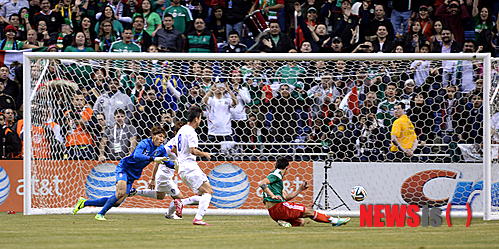【샌안토니오(미국)=뉴시스】박영태 기자 = 30일 오전(한국시간) 미국 텍사스주 샌안토니오 알라모돔에서 열린 한국 축구국가대표팀과 멕시코 축구국가대표팀의 경기에서 멕시코 알란 플리도가 팀의 네번째 골을 넣고 있다. 2014.01.30. since1999@newsis.com