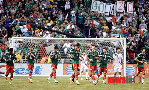 【샌안토니오(미국)=뉴시스】박영태 기자 = 30일 오전(한국시간) 미국 텍사스주 샌안토니오 알라모돔에서 열린 한국 축구국가대표팀과 멕시코 축구국가대표팀의 경기에서 멕시코 11번 알란 플리도가 두번째 골을 성공시킨 후 세리머니를 하고 있다. 2014.01.30. since1999@newsis.com