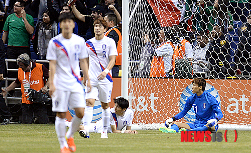 【샌안토니오(미국)=뉴시스】박영태 기자 = 30일 오전(한국시간) 미국 텍사스주 샌안토니오 알라모돔에서 열린 한국 축구국가대표팀과 멕시코 축구국가대표팀의 경기에서 한국 김승규 골키퍼가 팀의 세번째골을 허용하며 허탈해 하고 있다. 2014.01.30.&nbsp;&nbsp;&nbsp; since1999@newsis.com 