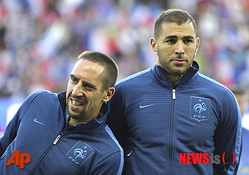 【르 아브르(프랑스)=AP/뉴시스】프랑스 축구 대표팀의 공격수 프랭크 리베리(31·바이에른 뮌헨)와 카림 벤제마(27·레알 마드리드)가 30일(한국시간) 미성년자 성매수 혐의를 벗었다. 사진은 지난해 8월 프랑스 북서부 르 아브르에서 열린 프랑스와 우루과이의 친선경기에 출전한 리베리(왼쪽)와 벤제마의 모습. 