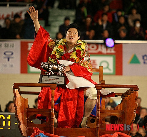 【서울=뉴시스】김기태(34·현대삼호중공업)가 31일 충남 홍성군 홍주문화체육센터에서 열린 IBK기업은행 2014 설날장사씨름대회 한라장사(110㎏ 이하) 결정전에서 박정진(27·제주특별자치도청)을 3-0으로 물리치고 한라장사에 등극한 후 세레모니를 하고 있다. (사진제공 = 대한씨름협회)