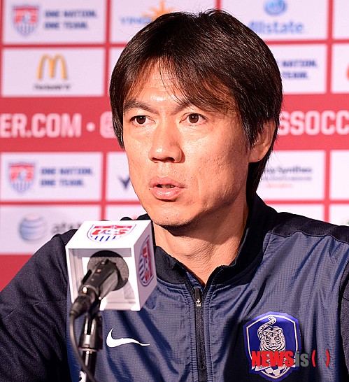 【카슨(미국)=뉴시스】박영태 기자 = 1일 새벽(한국시간) 미국 캘리포니아주 카슨의 스텁 허브센터에서 진행된 축구국가대표팀 공식기자회견에서 홍명보 감독이 취재진의 질문에 대답하고 있다.&nbsp; 이날 기자회견에서 미국과의 평가전을 하루 앞둔, 홍 감독은 멕시코전에 대해 "대표팀의 조직력에는 문제가 없다"며 "아쉬운 경기였지만, 개인적인 판단 미스로 실점한것"이라고 밝히고, "두번의 실수는 없다"며 굳은 승리에 대한 결의를 다졌다. 2014.02.01.&nbsp; since1999@newsis.com 