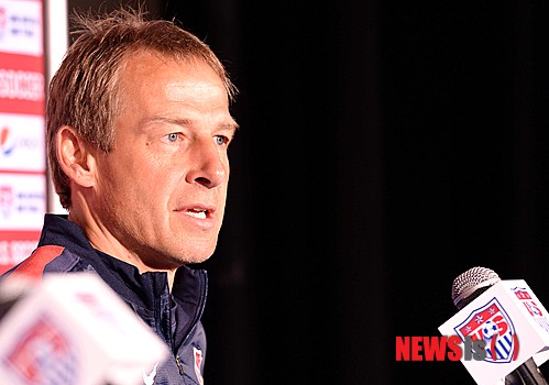 【카슨(미국)=뉴시스】박영태 기자 = 1일 새벽(한국시간) 미국 캘리포니아주 카슨의 스텁 허브센터에서 진행된 미국 축구국가대표팀 공식 기자화견에서 위르겐 클린스만 감독이 취재진의 질문에 대답하고 있다.&nbsp; 홍 감독과 20년 만에 재대결을 벌이게 된 클린스만 감독은 "홍 감독을 다시 만나게 돼 정말 기쁘다. 그가 LA갤럭시 소속이었을 때 개인적인 친분을 맺었다"며 "그는 정말 좋은 사람이다. 미국월드컵 때의 대결 역시 제겐 소중한 추억"이라고 홍 감독과의 재회를 반겼다. 한국과 미국은 오는 2일 오전 7시(한국시간) 같은 장소에서 평가전을 갖는다. 2014.02.01.&nbsp; since1999@newsis.com 